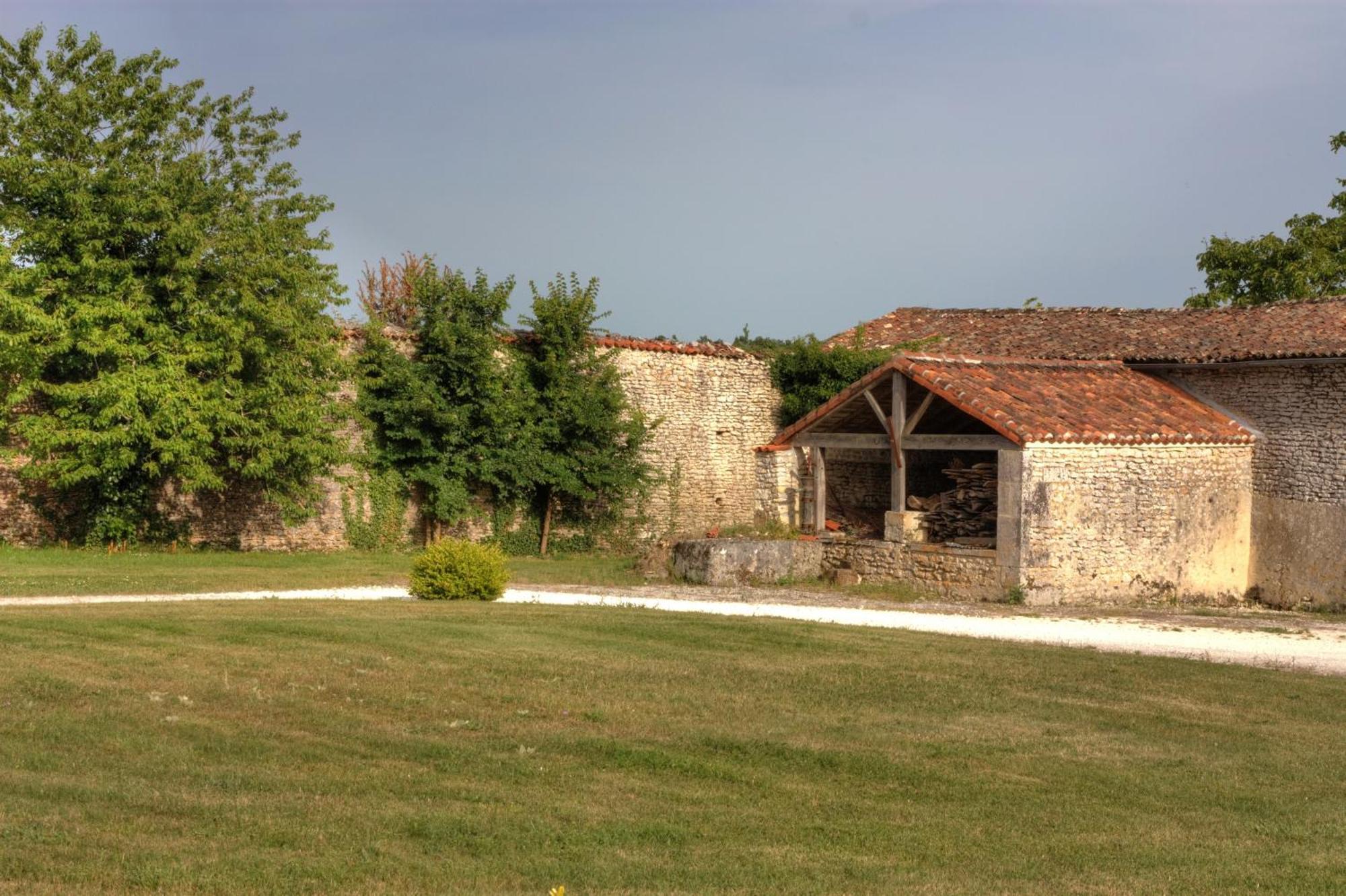 Chambres D'Hotes Logis De L'Astree Saint-Bris-des-Bois Room photo